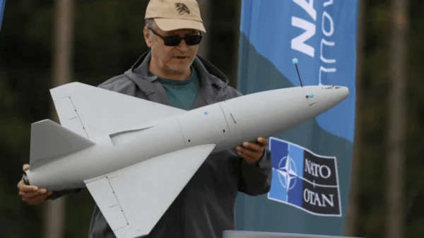 Die Interceptor-Plattform JET I von JetDrones bei der NATO Innovation Range im lettischen Sēlija. Die turbinegetriebene Hochgeschwindigkeitsdrohne wurde für die Bekämpfung von Luftzielen in Höhen zwischen vier und acht Kilometern entwickelt und soll die Fähigkeitslücke zwischen Counter-UAS-Systemen und klassischer Flugabwehr schließen.