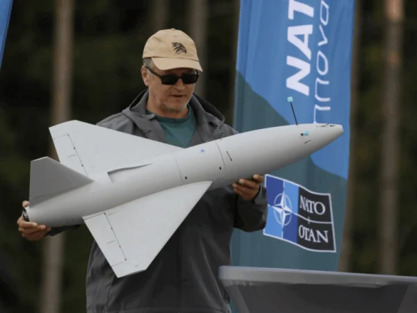 Die Interceptor-Plattform JET I von JetDrones bei der NATO Innovation Range im lettischen Sēlija. Die turbinegetriebene Hochgeschwindigkeitsdrohne wurde für die Bekämpfung von Luftzielen in Höhen zwischen vier und acht Kilometern entwickelt und soll die Fähigkeitslücke zwischen Counter-UAS-Systemen und klassischer Flugabwehr schließen.