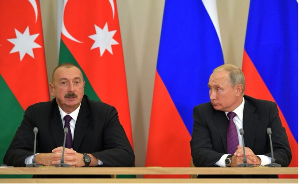 2018 ging es (v.l.n.r.) den Präsidenten Ilham Aliyev (Republik Aserbaidschan) und Wladimir Putin (Russische Föderation) in Sotschi noch um den Ausbau der wirtschaftlichen Zusammenarbeit – inzwischen dürfte sich der Ton deutlich verschärft haben.