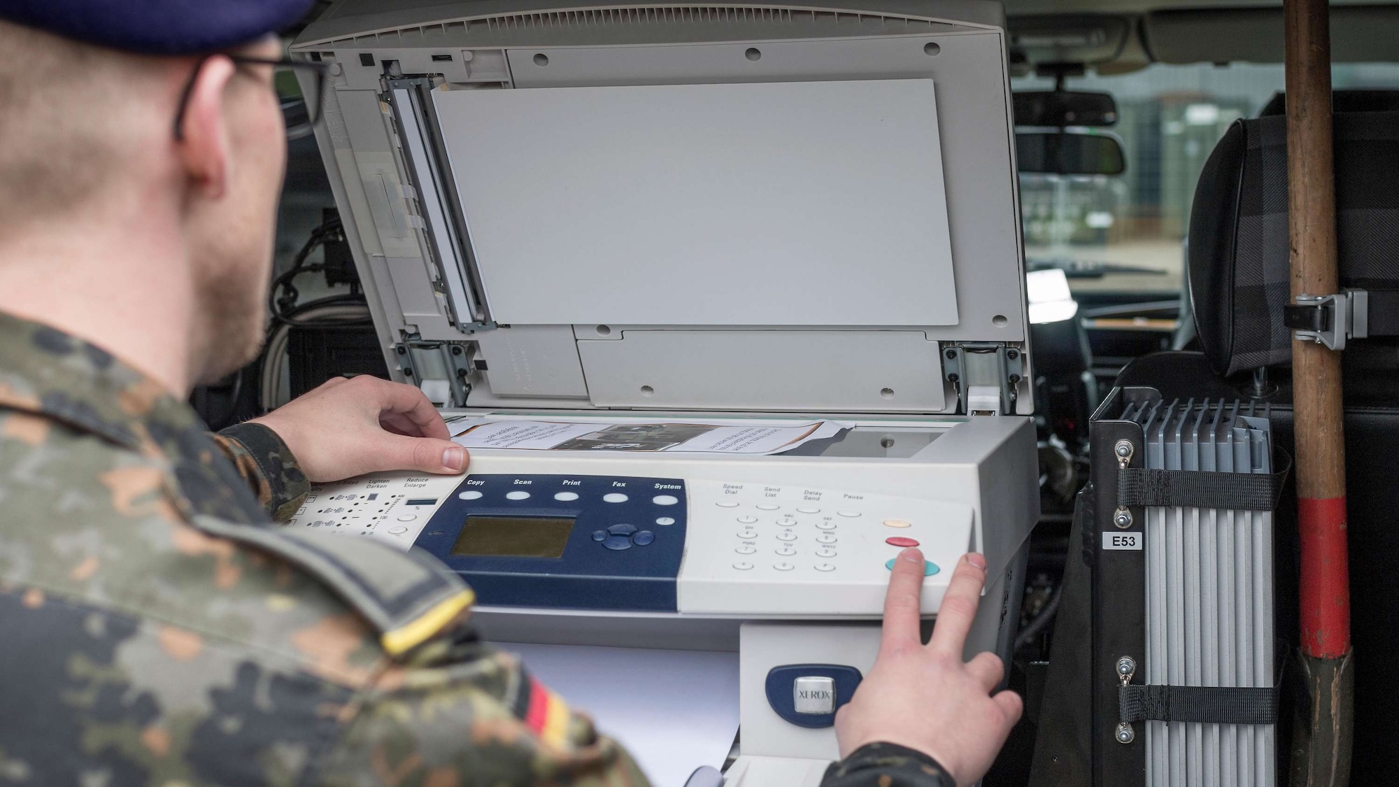 Im Einsatz können jederzeit Printprodukte in Fahrzeugen des Zentrums hergestellt werden um die Bevölkerung zielgerichtet zu informieren Bundeswehr:ZOpKomBw