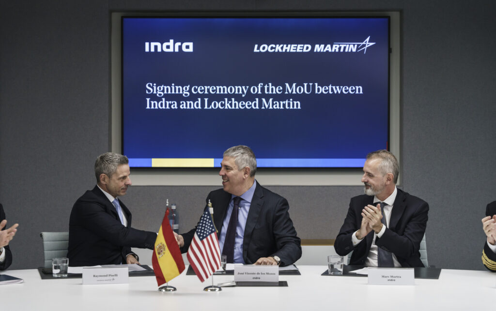 (von links nach rechts) Ray Piselli, Vizepräsident International Lockheed Martin; José Vicente de los Mozos, Vorstandsvorsitzender von Indra; und Marc Murtra, Vorstandsvorsitzender von Indra.