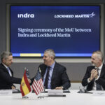 (von links nach rechts) Ray Piselli, Vizepräsident International Lockheed Martin; José Vicente de los Mozos, Vorstandsvorsitzender von Indra; und Marc Murtra, Vorstandsvorsitzender von Indra.
