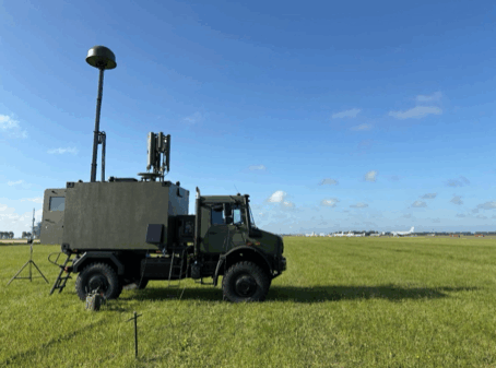 In weniger als fünf Minuten einsatzbereit- AARTOS Shelter Lösung auf Basis eines Mercedes-Benz Unimog, inklusive Radar, Kamera und Jammer. (Foto- Aaronia)
