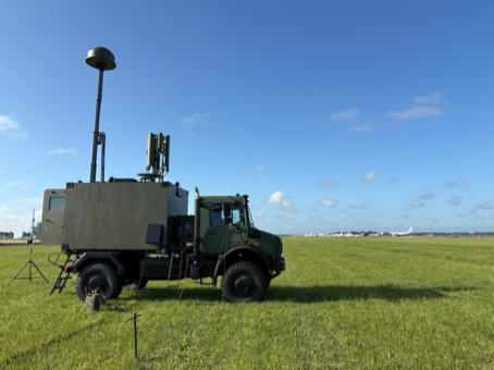 In weniger als fünf Minuten einsatzbereit- AARTOS Shelter Lösung auf Basis eines Mercedes-Benz Unimog, inklusive Radar, Kamera und Jammer. (Foto- Aaronia)