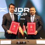 Der Vorstandsvorsitzende der Indra-Gruppe, Ángel Escribano, und der Generalsekretär des Verteidigungsministeriums des Sultanats Oman, S.E. Dr. Mohamed Bin Nasser Al-Zaabi, haben den Vertrag am Hauptsitz von Indra unterzeichnet.