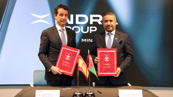 Der Vorstandsvorsitzende der Indra-Gruppe, Ángel Escribano, und der Generalsekretär des Verteidigungsministeriums des Sultanats Oman, S.E. Dr. Mohamed Bin Nasser Al-Zaabi, haben den Vertrag am Hauptsitz von Indra unterzeichnet.