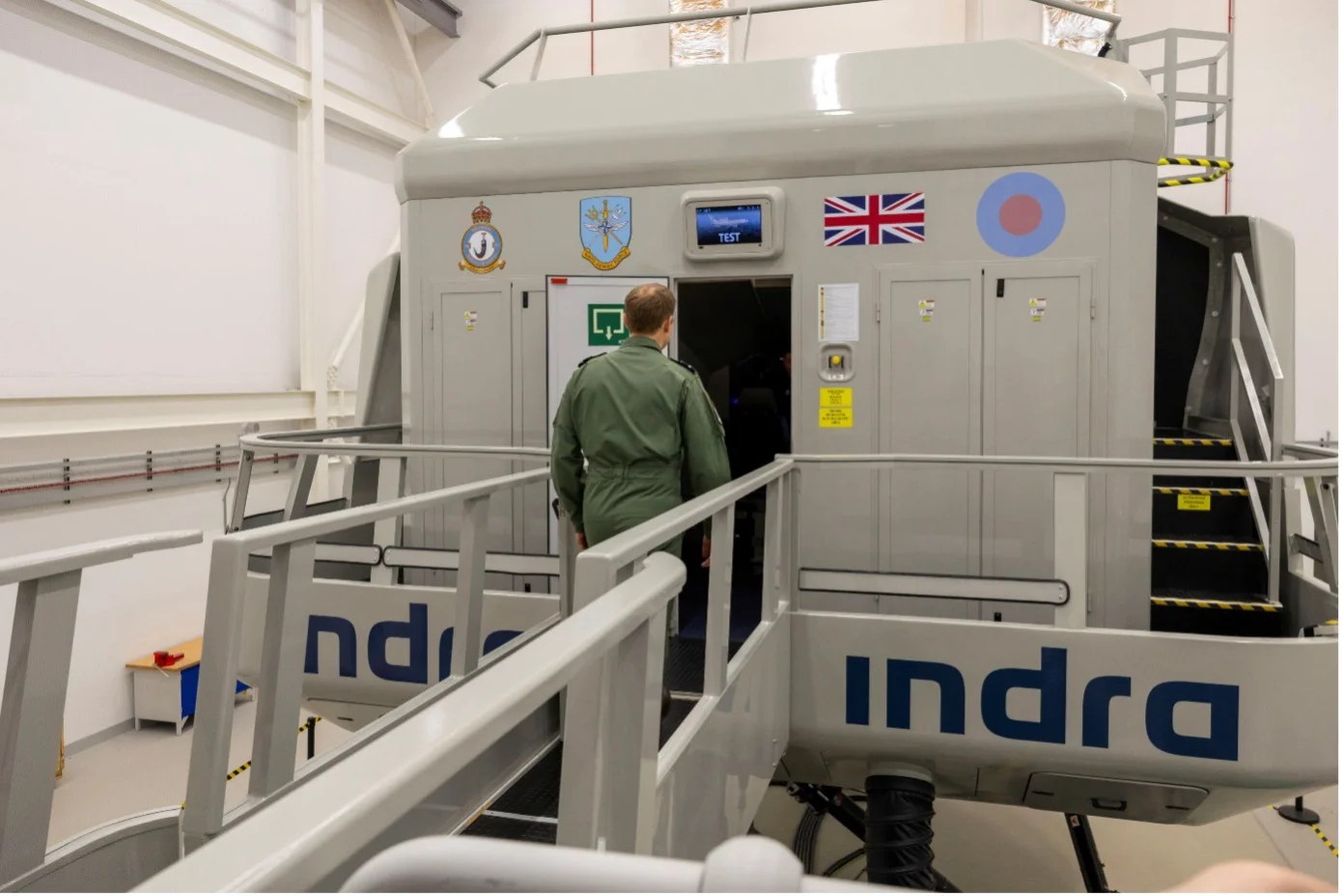 Der britische E-7 Wedgetail-Simulator von außen.