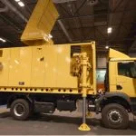 Das MTR 10-Radar (Multifunction Tactical Radar) von Indra ist ein AESA-basiertes System zur Luftverteidigung und Bodenüberwachng, das auf Lkw-Plattformen oder im Feld eingesetzt werden kann. Diese mobilen Radarsysteme bieten eine schnelle Erkennung und Verfolgung von Zielen, um Bedrohungen in Echtzeit abzuwehren.