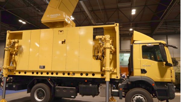 Das MTR 10-Radar (Multifunction Tactical Radar) von Indra ist ein AESA-basiertes System zur Luftverteidigung und Bodenüberwachng, das auf Lkw-Plattformen oder im Feld eingesetzt werden kann. Diese mobilen Radarsysteme bieten eine schnelle Erkennung und Verfolgung von Zielen, um Bedrohungen in Echtzeit abzuwehren.