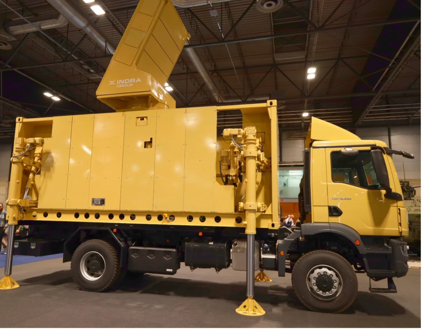 Das MTR 10-Radar (Multifunction Tactical Radar) von Indra ist ein AESA-basiertes System zur Luftverteidigung und Bodenüberwachng, das auf Lkw-Plattformen oder im Feld eingesetzt werden kann. Diese mobilen Radarsysteme bieten eine schnelle Erkennung und Verfolgung von Zielen, um Bedrohungen in Echtzeit abzuwehren.