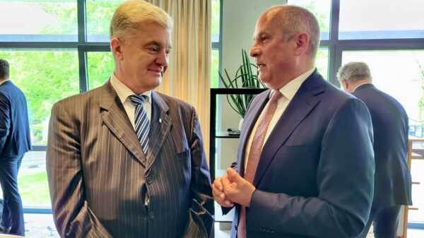 NATO-Ukraine-Treffen: Innenminister Roman Poseck im Gespräch mit Petro Poroschenko.