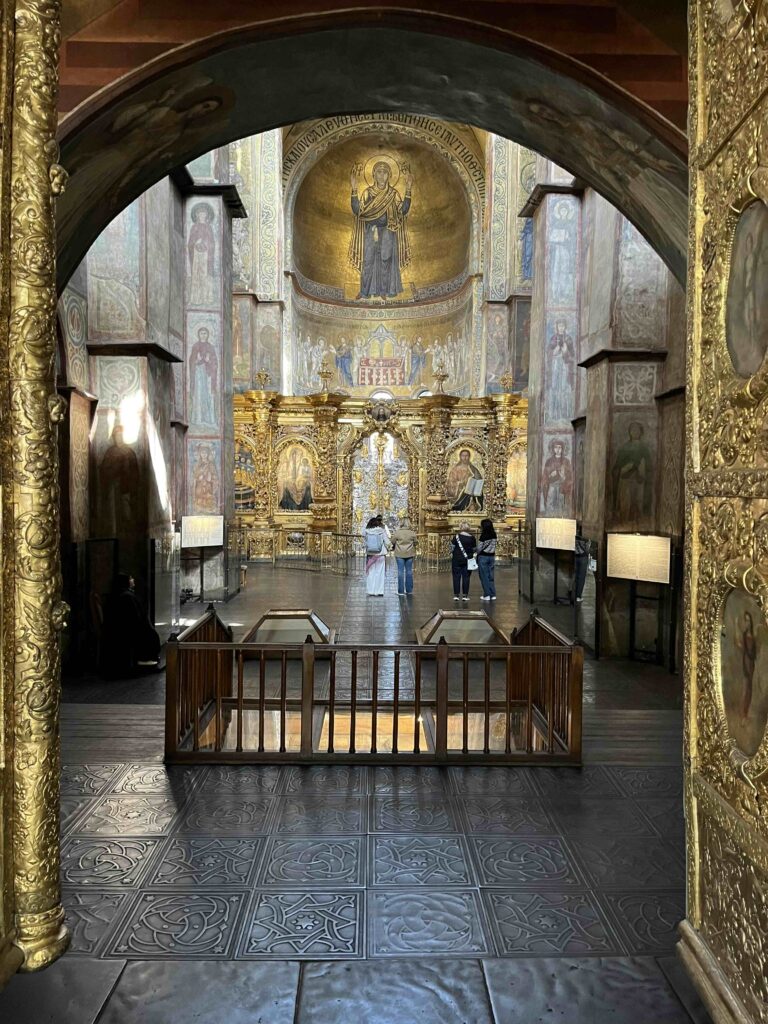 Der Innenraum der Sophienkathedrale. Obwohl diese aktuell ein Museum ist, sicherte die Regierung von Kiew die Heiligkeit des eigentlichen Altarraums, indem die Tür in der Ikonostase weiterhin für normale Menschen geschlossen bleibt.