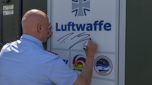 Generalleutnant Ingo Gerhartz, Inspekteur Luftwaffe, bei der heutigen Übernahme der ersten Elemente des neuen deutschen Raketenabwehrsystems Arrow 3 in Israel.