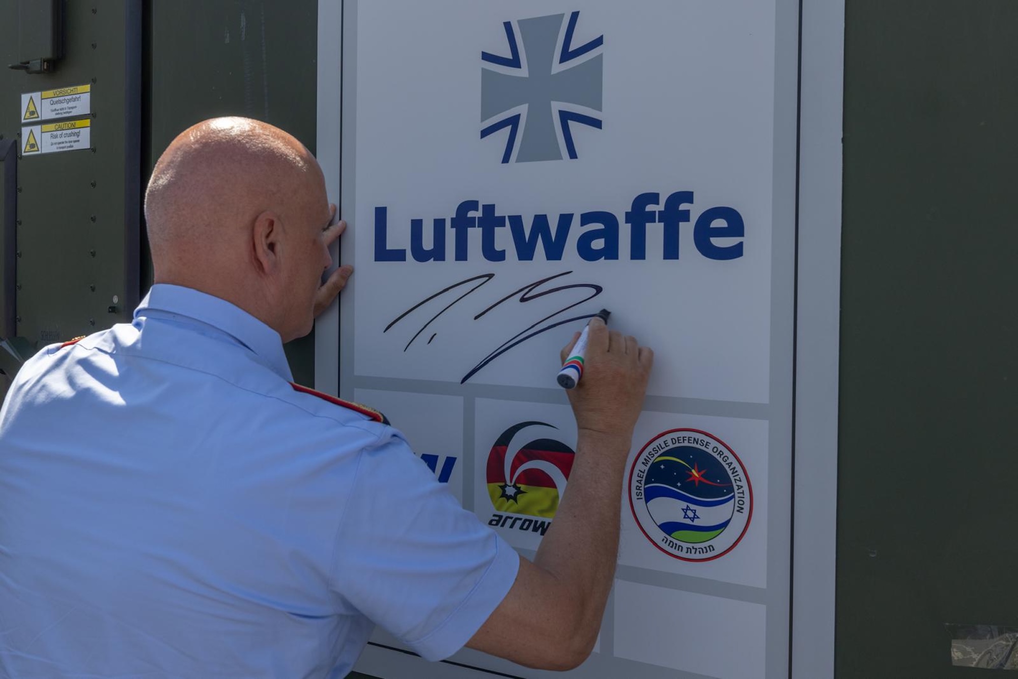 Generalleutnant Ingo Gerhartz, Inspekteur Luftwaffe, bei der heutigen Übernahme der ersten Elemente des neuen deutschen Raketenabwehrsystems Arrow 3 in Israel.