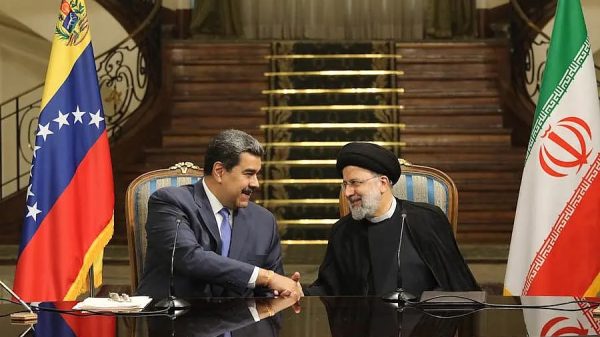 Bereits 2022 unterzeichneten der Präsident Venezuelas, Nicolás Maduro (l.) und der damalige Präsident Irans, Seyed Ebrahim Raisi, ein gemeinsames Abkommen.
