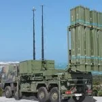 IRIS-T-Raketen, hergestellt von Diehl Defence in Deutschland, kosten etwa 485.000 US-Dollar pro Stück und sind damit kostengünstiger als Patriot PAC-3 (3 bis 5 Millionen US-Dollar), aber für kostengünstige Drohnen immer noch teuer.