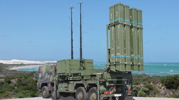 IRIS-T-Raketen, hergestellt von Diehl Defence in Deutschland, kosten etwa 485.000 US-Dollar pro Stück und sind damit kostengünstiger als Patriot PAC-3 (3 bis 5 Millionen US-Dollar), aber für kostengünstige Drohnen immer noch teuer.