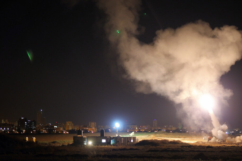 So gut und wirksam die israelischen Luftverteidigungssysteme auch sind – hier schützt Iron Dome die Stadt Ashdod vor einem Angriff – die iranischen Drohnen wie die Shahed stellen aufgrund ihrer besonderen Eigenschaften eine große Bedrohung der Menschen in Israel dar.