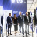 Fotos von der Eröffnungsfeier des israelischen Nationalpavillons auf der ILA. Auf dem Bild (von links nach rechts): Moshe Patel, Direktor und Geschäftsführer der Israel Missile Defense Organization (IMDO) innerhalb der Direktion für Verteidigungsforschung und -entwicklung (DDR&D) des israelischen Verteidigungsministeriums; Merav Dar, Leiterin der Abteilung Europa und Nordamerika bei SIBAT; Ron Prosor, Israels Botschafter in Deutschland; sowie Tomer Malchi, Gründer und CEO von ASIO.