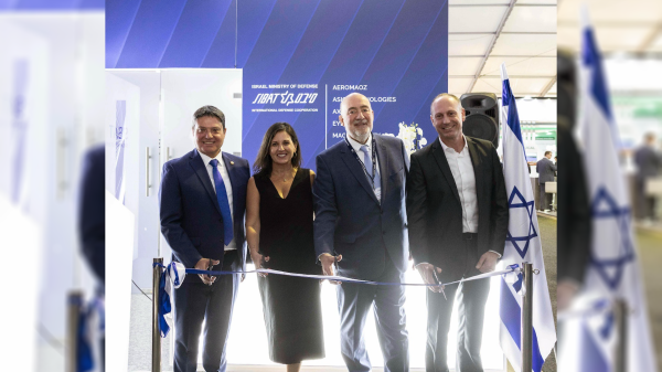 Fotos von der Eröffnungsfeier des israelischen Nationalpavillons auf der ILA. Auf dem Bild (von links nach rechts): Moshe Patel, Direktor und Geschäftsführer der Israel Missile Defense Organization (IMDO) innerhalb der Direktion für Verteidigungsforschung und -entwicklung (DDR&D) des israelischen Verteidigungsministeriums; Merav Dar, Leiterin der Abteilung Europa und Nordamerika bei SIBAT; Ron Prosor, Israels Botschafter in Deutschland; sowie Tomer Malchi, Gründer und CEO von ASIO.