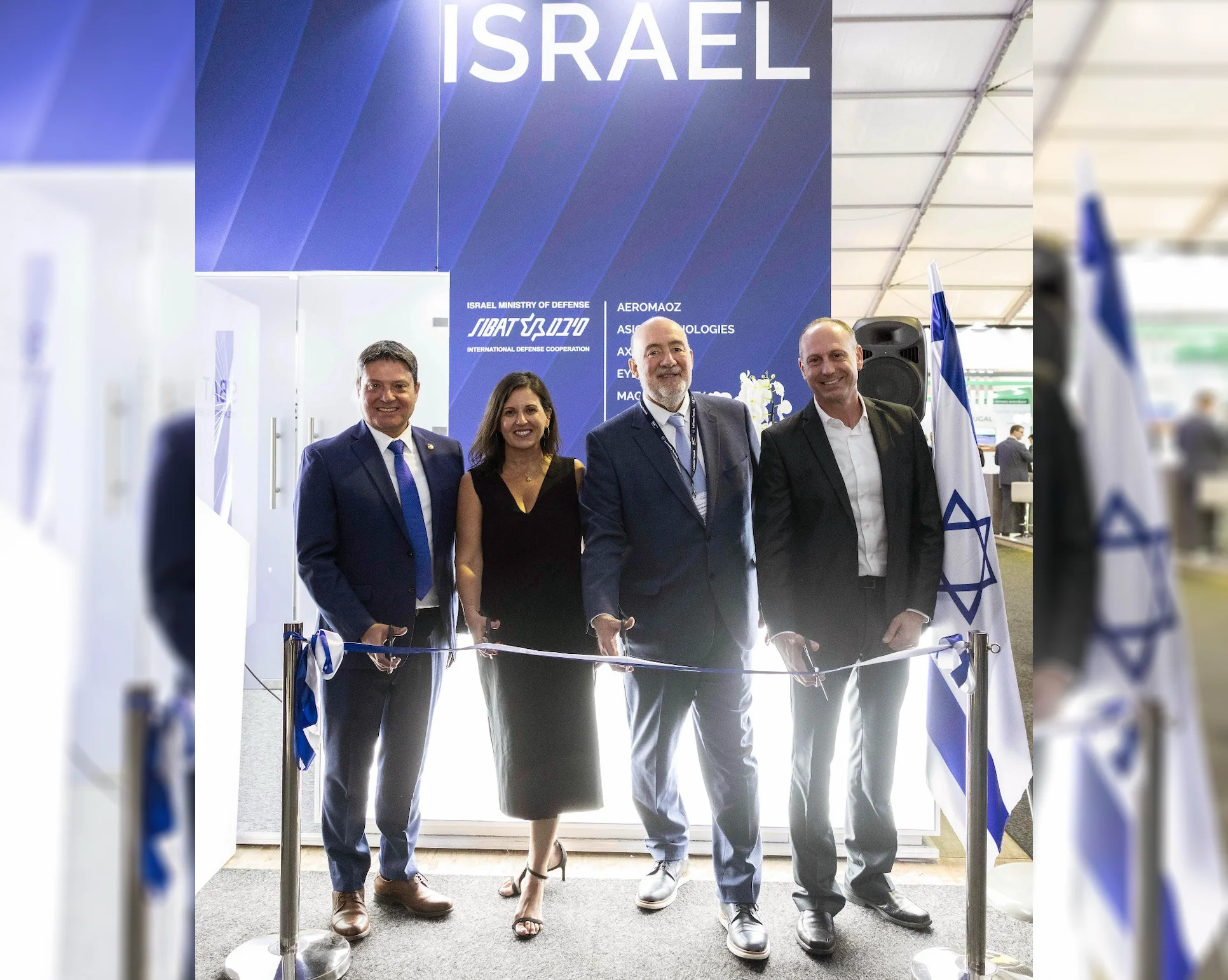 Fotos von der Eröffnungsfeier des israelischen Nationalpavillons auf der ILA. Auf dem Bild (von links nach rechts): Moshe Patel, Direktor und Geschäftsführer der Israel Missile Defense Organization (IMDO) innerhalb der Direktion für Verteidigungsforschung und -entwicklung (DDR&D) des israelischen Verteidigungsministeriums; Merav Dar, Leiterin der Abteilung Europa und Nordamerika bei SIBAT; Ron Prosor, Israels Botschafter in Deutschland; sowie Tomer Malchi, Gründer und CEO von ASIO.