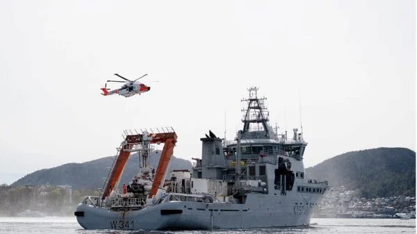 Das NATO Submarine Rescue System noch an Bord des Verlegeschiffes während der Übung RESCUEX East..