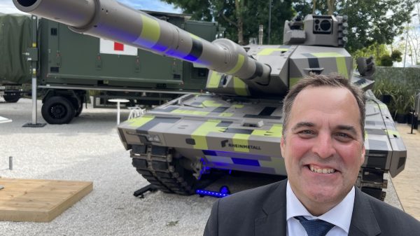 Jan-Phillipp Weisswange in seiner Funktion als Senior Expert Corporate Media Relations der Rheinmetall AG bei der Rüstungsmesse Eurosatory in Paris.