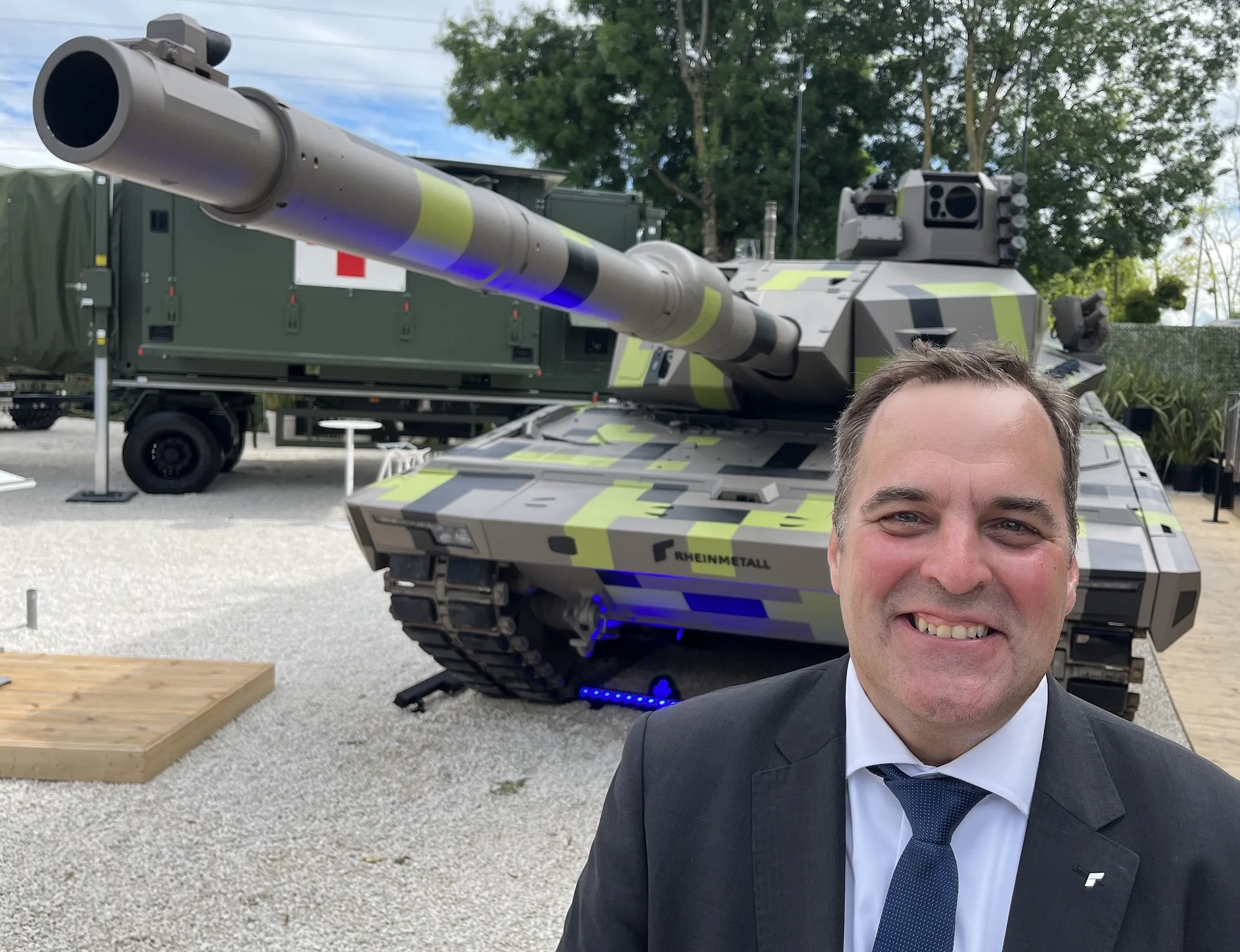 Jan-Phillipp Weisswange in seiner Funktion als Senior Expert Corporate Media Relations der Rheinmetall AG bei der Rüstungsmesse Eurosatory in Paris.