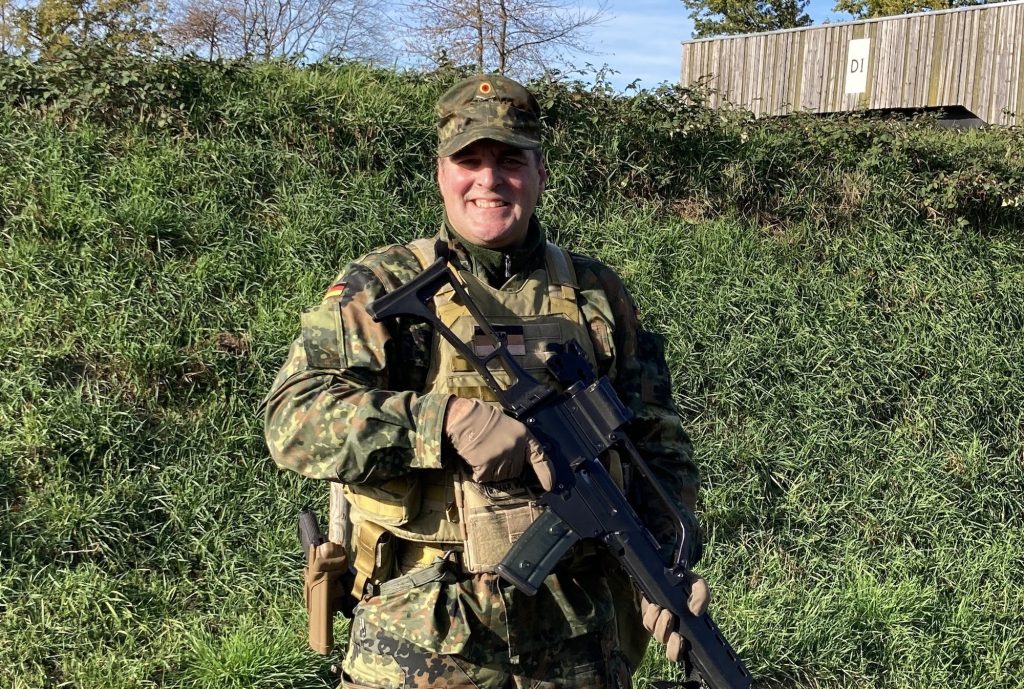 Jan-Phillipp Weisswange in seiner Rolle als Reservist bei einer Übung.