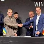 Build with Ukraine: Wingcopter und TAF Industries gründen Joint Venture zur Massenproduktion von Aufklärungsdrohnen in Deutschland für die Ukraine V.l.n.r.: Andrij Sybiha/Außenminister Ukraine, Volodymyr Zinovskyi/CEO TAF Industries, Volodymyr Zelensky/Präsident Ukraine, Boris Pistorius/Bundesminister der Verteidigung, Tom Plümmer/Mitgründer & CEO Wingcopter.