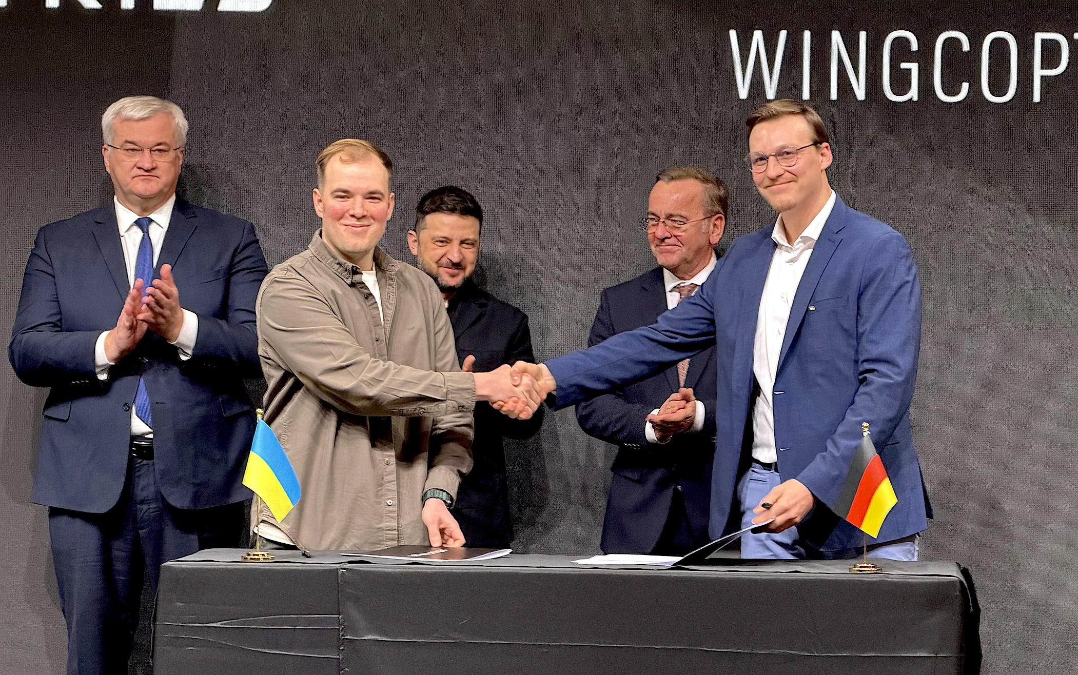 Build with Ukraine: Wingcopter und TAF Industries gründen Joint Venture zur Massenproduktion von Aufklärungsdrohnen in Deutschland für die Ukraine V.l.n.r.: Andrij Sybiha/Außenminister Ukraine, Volodymyr Zinovskyi/CEO TAF Industries, Volodymyr Zelensky/Präsident Ukraine, Boris Pistorius/Bundesminister der Verteidigung, Tom Plümmer/Mitgründer & CEO Wingcopter.