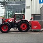 Der Großtraktor FENDT 942 in der Ausführung des niederländischen Feuerwehrspezialisten KENBRI.