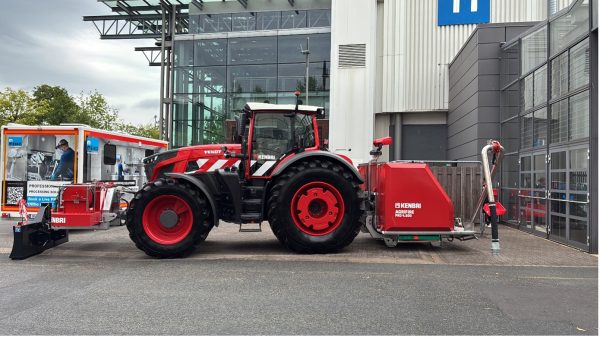 Der Großtraktor FENDT 942 in der Ausführung des niederländischen Feuerwehrspezialisten KENBRI.