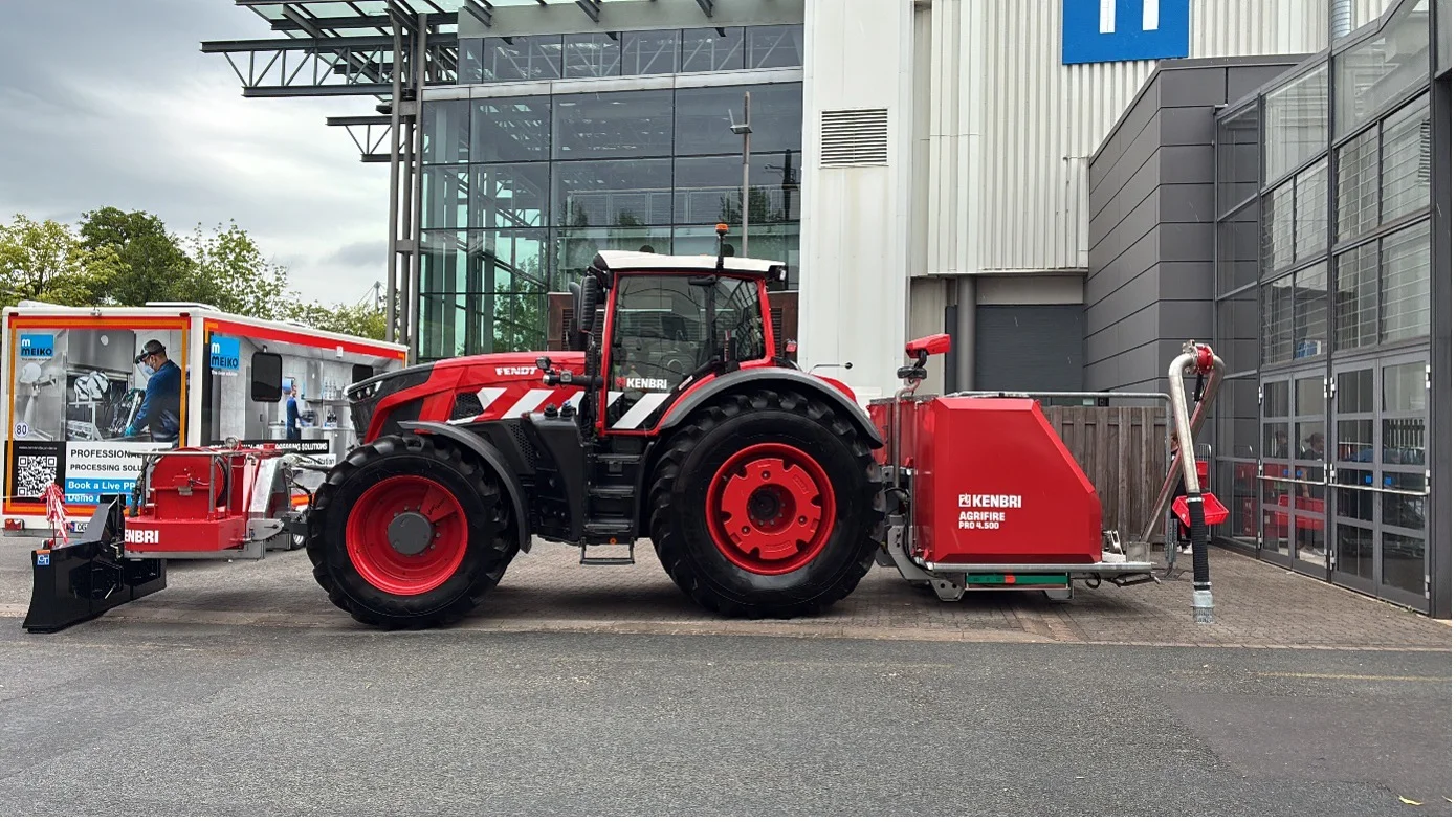 Der Großtraktor FENDT 942 in der Ausführung des niederländischen Feuerwehrspezialisten KENBRI.