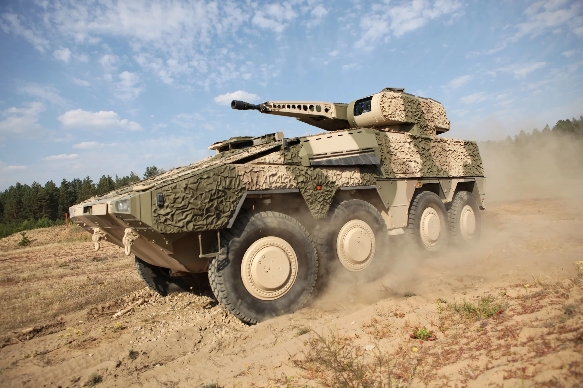 Im jetzt mit der OCCAR geschlossenen Vertrag sind 222 Schakal direkt für Deutschland und die Niederlande beauftragt sowie 248 weitere Radschützenpanzer als Option enthalten.