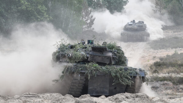 Beim MGCS liegt die Zuständigkeit für den Kampfpanzer nicht in einer Hand, wie es etwa bei der Entwicklung des erfolgreichen Leopard-Kampfpanzer – hier zwei getarnte LEOPARD 2 A6 – und KMW war.