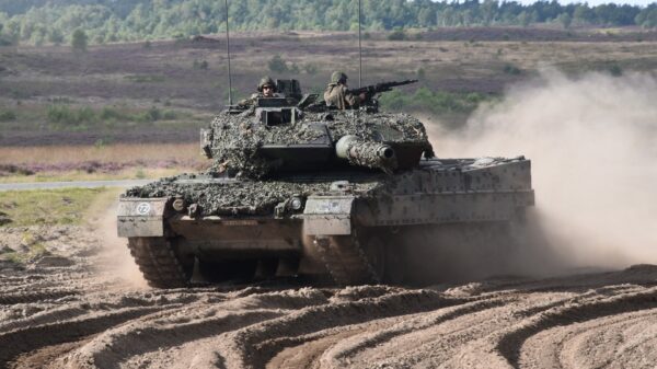 Mit Tarnnetzen getarnter Leopard 2 A7 in voller Fahrt auf dem Truppenübungsplatz Munster. Die 18 deutschen Leopard 2 A8 sollen ab 2025 geliefert werden.