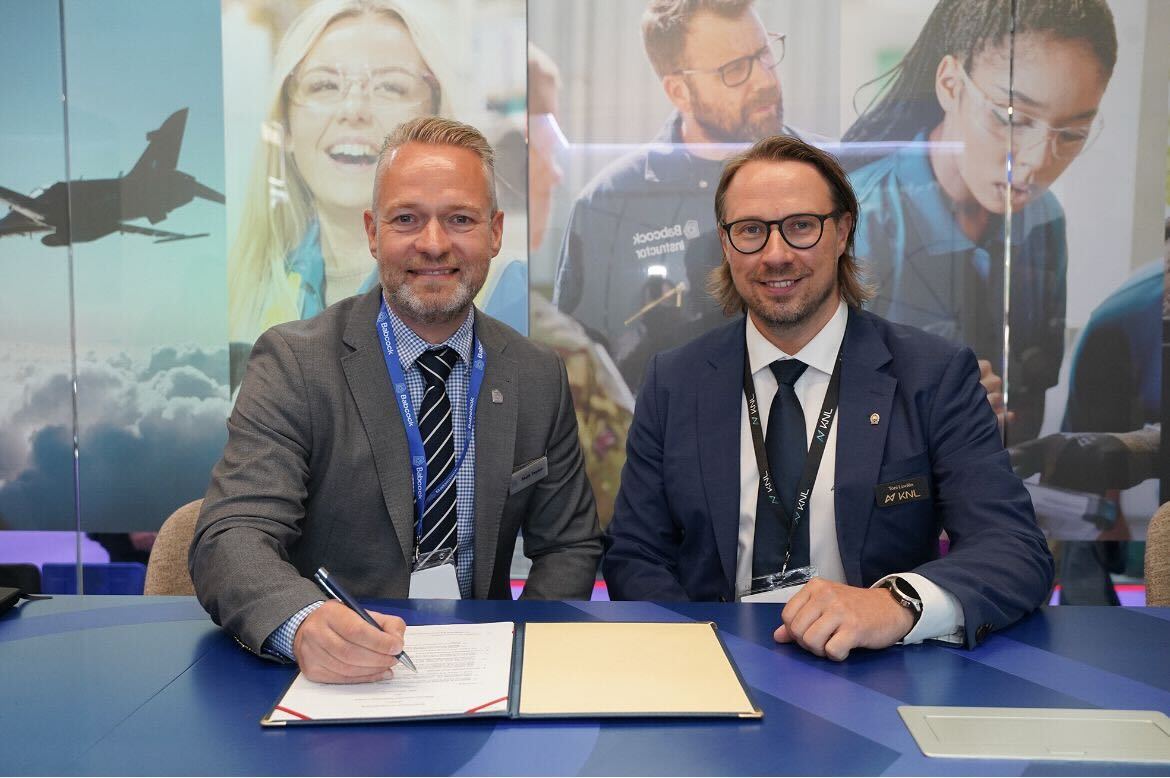 Unterzeichnung des MoU: Toni Lindén, CEO of KNL (links).