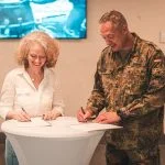 KSK: Unterzeichnen Vereinbarung: die Präsidentin der Universität der Bundeswehr München Prof. Eva-Maria Kern sowie der Kommandeur des KSK Brigadegeneral Andreas Kühne.