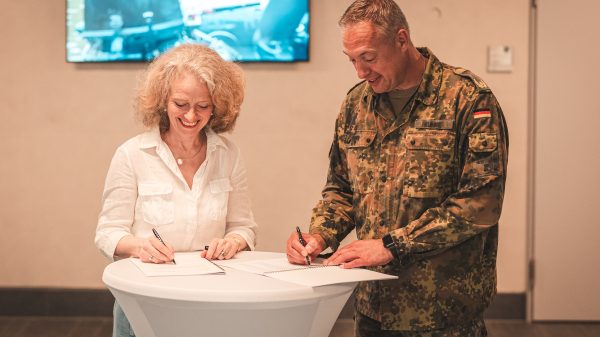 KSK: Unterzeichnen Vereinbarung: die Präsidentin der Universität der Bundeswehr München Prof. Eva-Maria Kern sowie der Kommandeur des KSK Brigadegeneral Andreas Kühne.