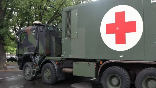 Die von Rheinmetall zu liefernden mobilen Sanitätseinrichtungen werden auf geschützten HX-Lkw verlegt.