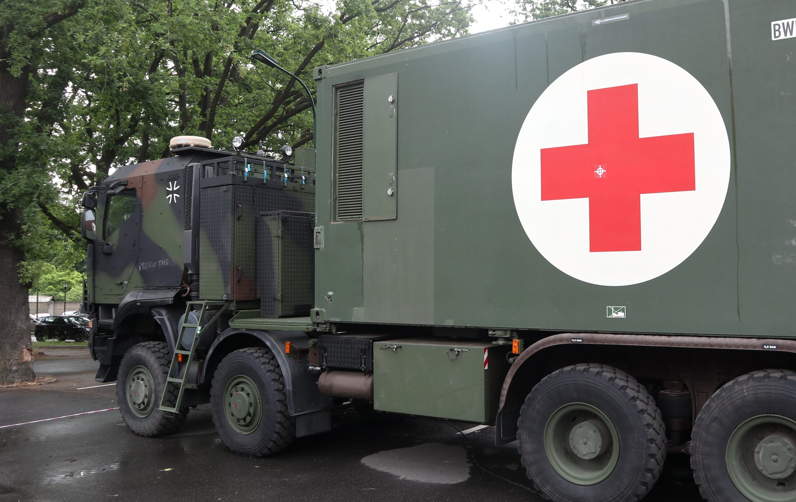 Die von Rheinmetall zu liefernden mobilen Sanitätseinrichtungen werden auf geschützten HX-Lkw verlegt.