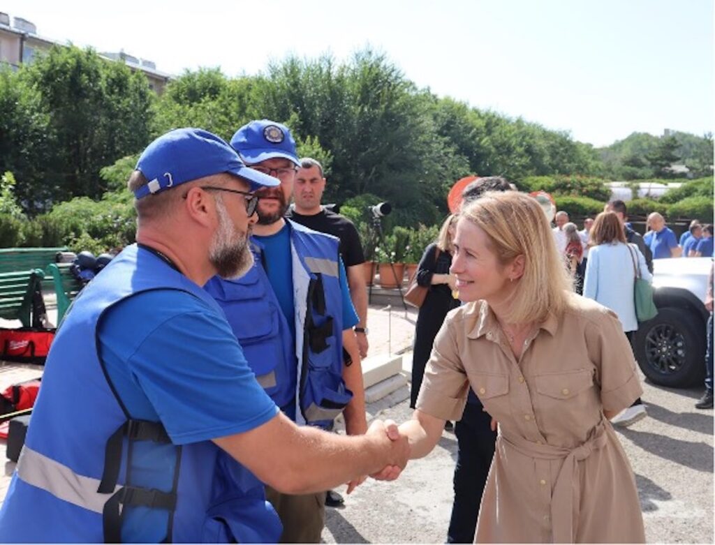 Die Hohe Vertreterin der Union für Außen- und Sicherheitspolitik und Vizepräsidentin der Europäischen Kommission, Kaja Kallas, beim Besuch der European Union Mission in Armenia (EUMA) in Jermuk im Juli 2025.