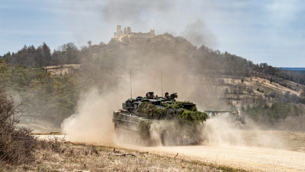 Mit Panzerschutz, Feuerkraft, Beweglichkeit setzen sich Kampfpanzer Leopard 2 im Gefecht durch. Hier im JMRC der U.S. Army.
