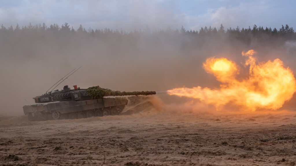 Das System Kampfpanzer, hier ein Leopard 2A7V, wird weiterhin gebraucht, wie der Freiheitskampf der Ukraine zeigt. Doch muss es auf die neue Bedrohung durch Drohnen angepasst werden.