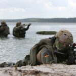 Nasstauchanzug: Soldaten des Kommandos Spezialkräfte der Marine im Hafenbereich des Stützpunkts Eckernförde. (Foto: Bundeswehr/Markdo PIZ)