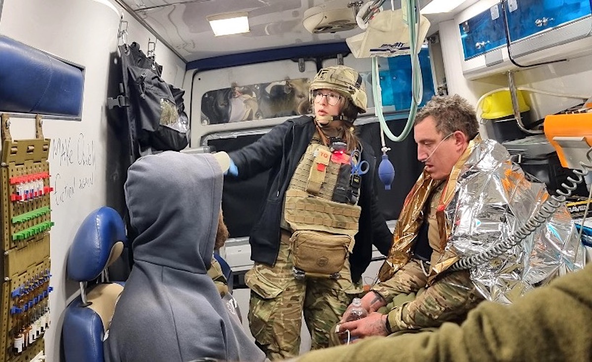 TCCC-Ausbildung: Ärztin Kateryna Maslyak bildet für das All Ukrainian Resuscitation Council Soldaten in der Selbst- und Kameradenhilfe aus.