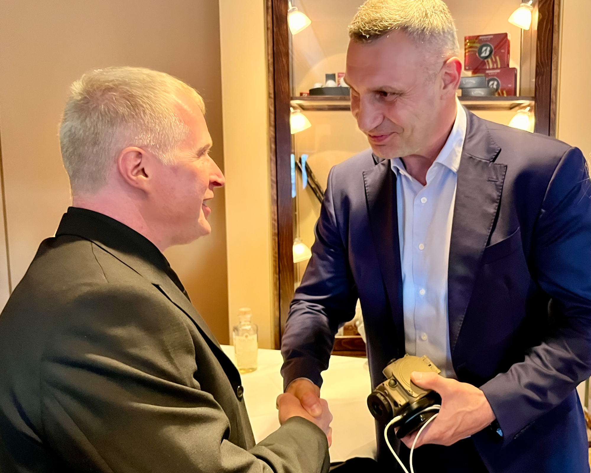 Bürgermeister Vitali Klitschko (r.) und Dr. Björn Andres treffen sich zur Übergabe weirterer Wärmebildgeräte.