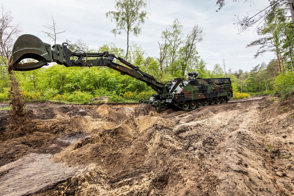 Der Pionierpanzer 3 KODIAK kann sich dank seines 9 m langen Auslegers flexibel im Gelände bewegen. Foto: Rheinmetall Defence