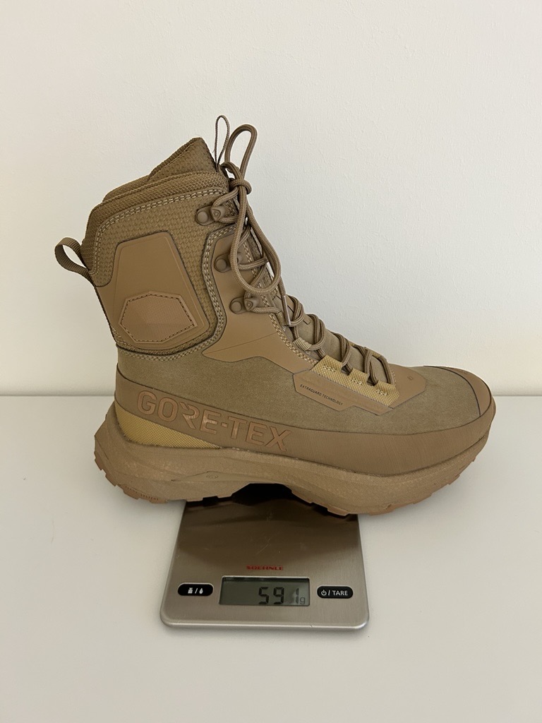 Auf der Waage zeigt der Stiefel ein Gewicht von 591 Gramm.